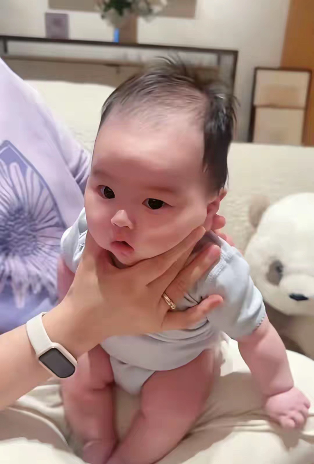 张兰带娃太温柔！全程乖宝不哭不闹，爱不释手