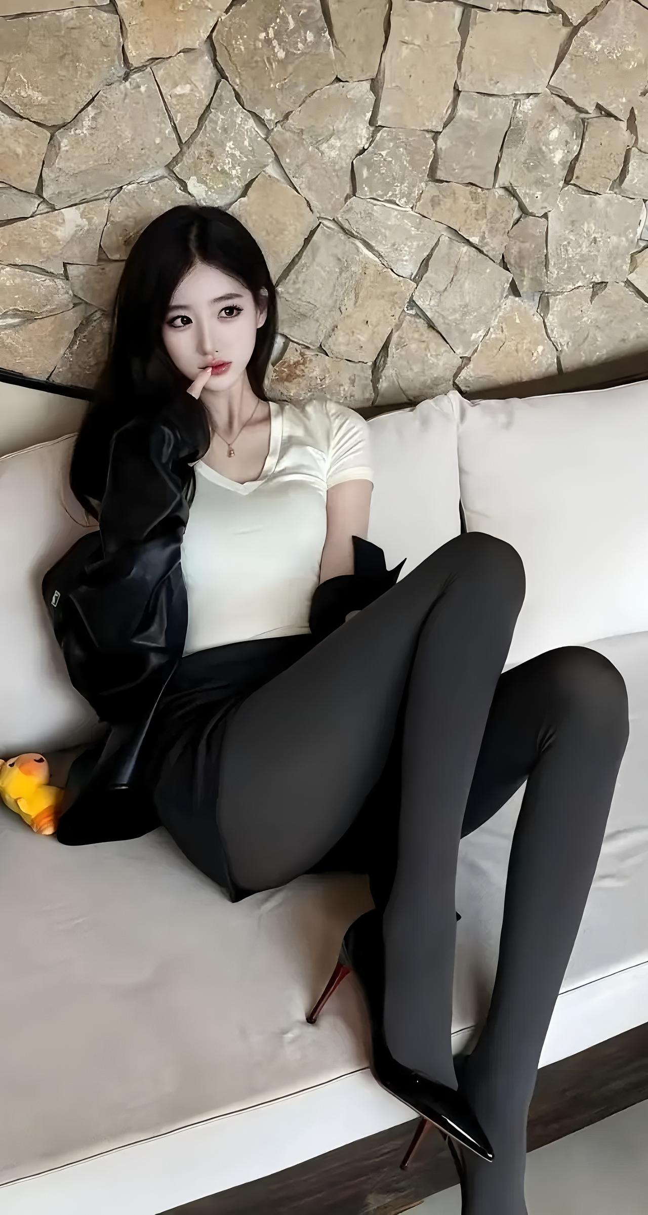 一组休闲与优雅兼备的完美穿搭，黑色皮草外套搭配白色上衣，突显好身材的优势，简洁不