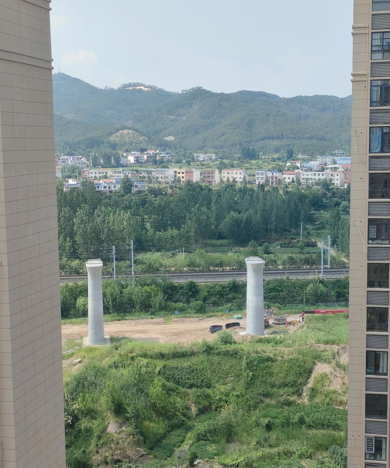 原来我觉得小区会很吵，住了两年才发现睡觉是不受影响的这个小区有几栋是拆迁户，我