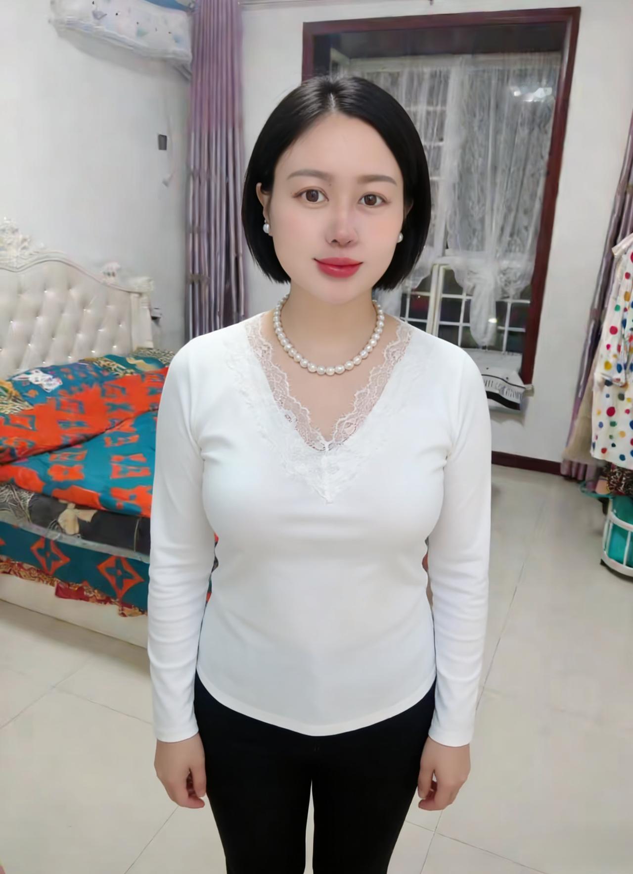 她的白衫是清晨未融的雪蕾丝领边缀着昨夜的月光在卧室的软榻旁，她站成一幅静物