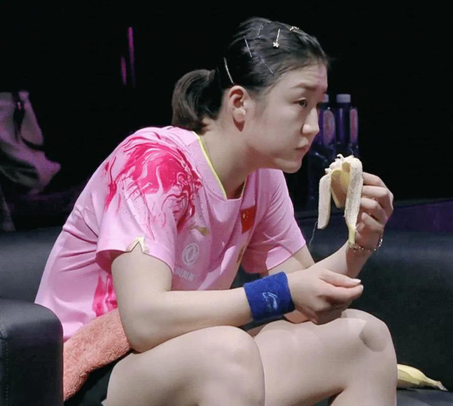陈梦妈妈曾笑言女儿“能吃能睡能玩”。她透露，陈梦训练再累也不挑食，一碗牛肉面能吃