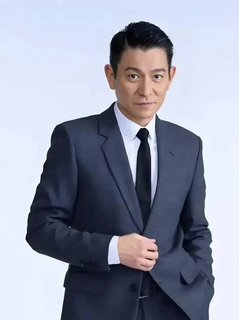 吴京问刘德华：你一天喝多少杯咖啡？刘德华说：我一天喝“二十几杯”咖啡。吴京十分震惊：一天喝“二十几杯