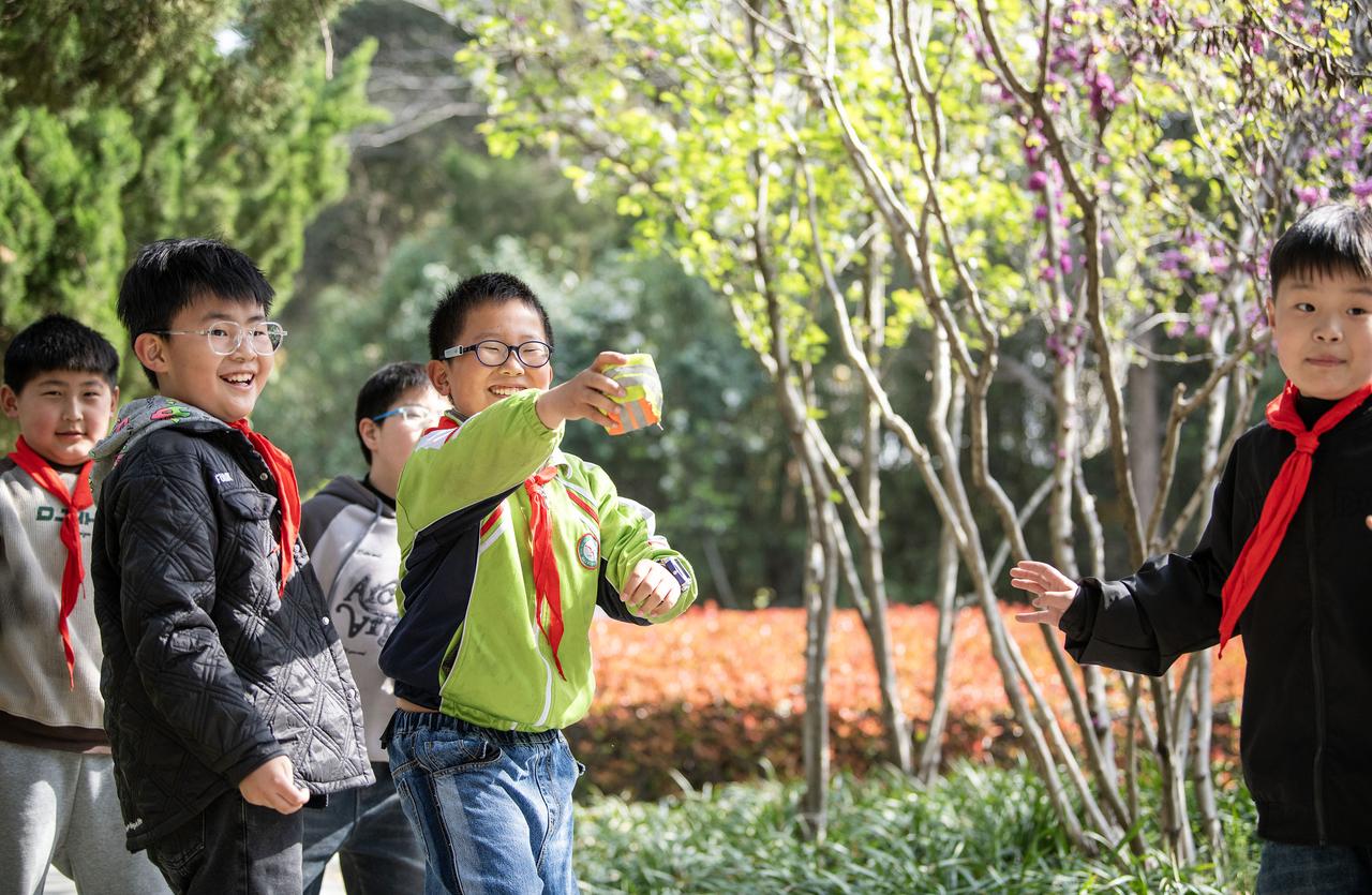 一个春假，把家长愁坏了，要么是跟周末连休，要么是跟清明连休，要么是跟五一连休。
