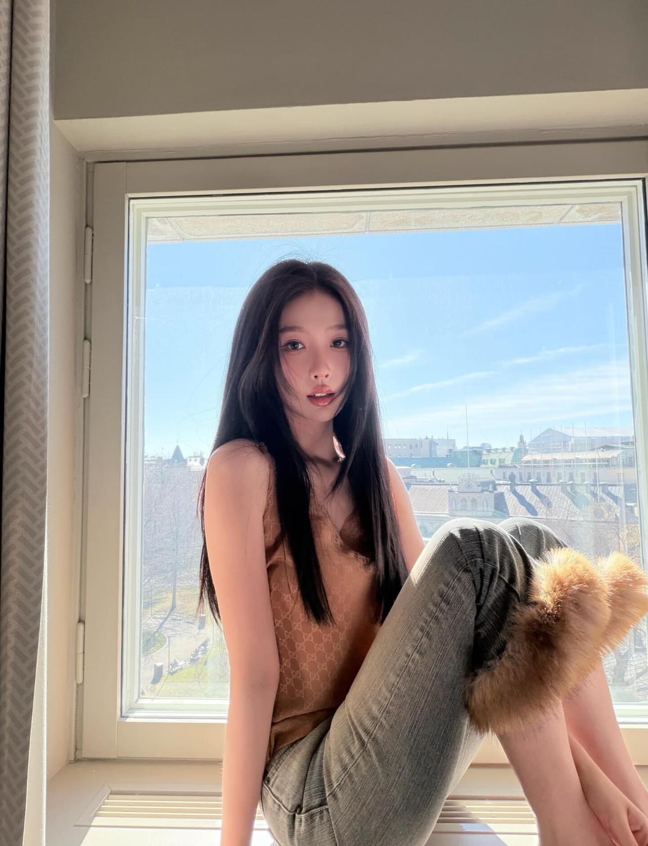 虞书欣ins更新黑长直，窗边初恋女神纯欲性感，眼神直勾勾好撩人啊～🤩​