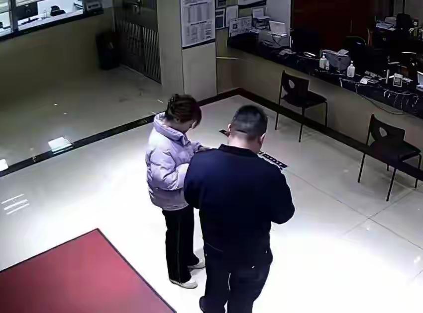 司机有点糊涂了，乘客错付18800元车费，一天过去了，司机还没主动归还，说明他内