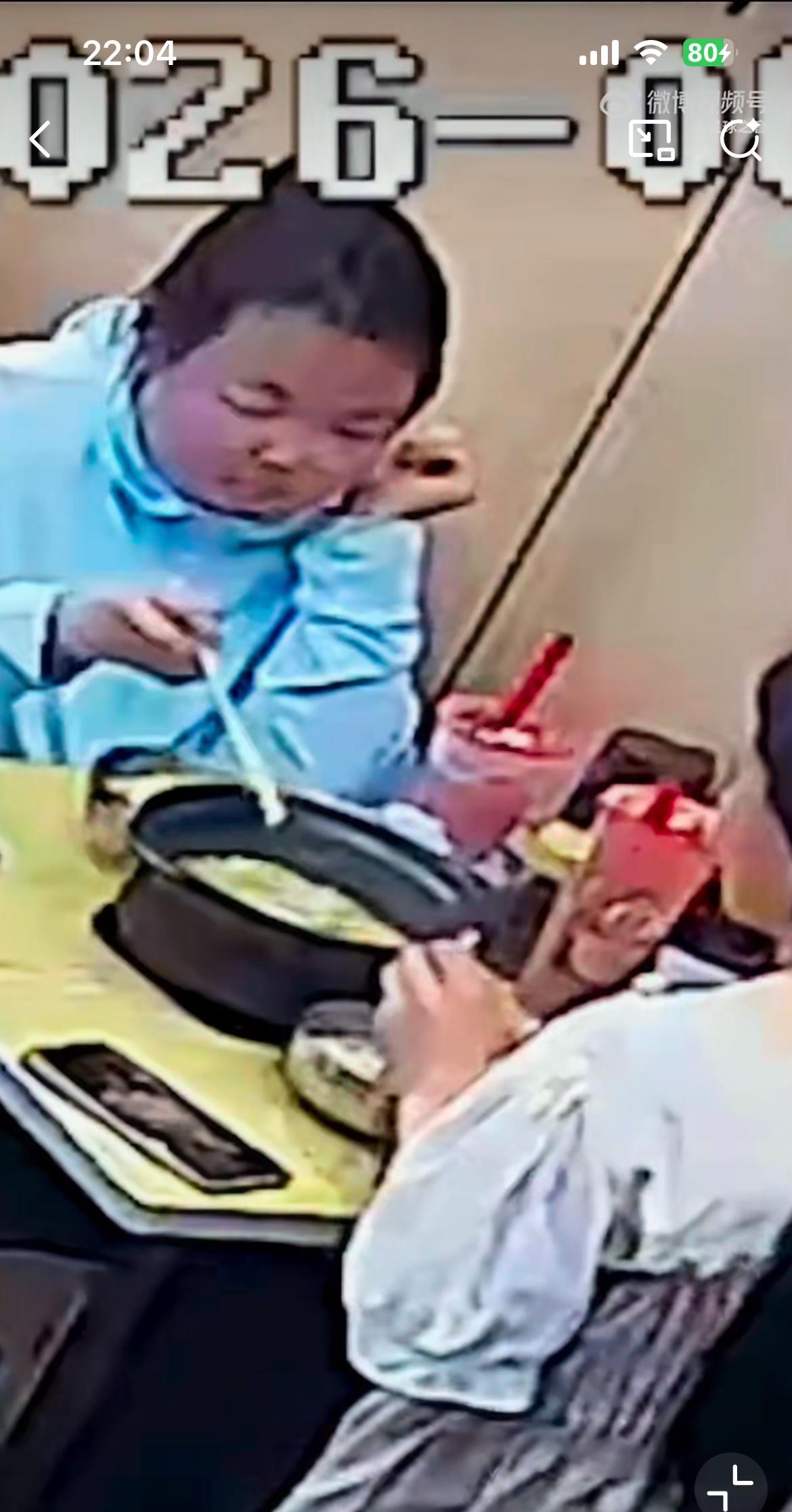 两小仙女发视频吐槽商家的米线分量小，商家立马甩出监控视频还原真相，啪啪打脸。原来