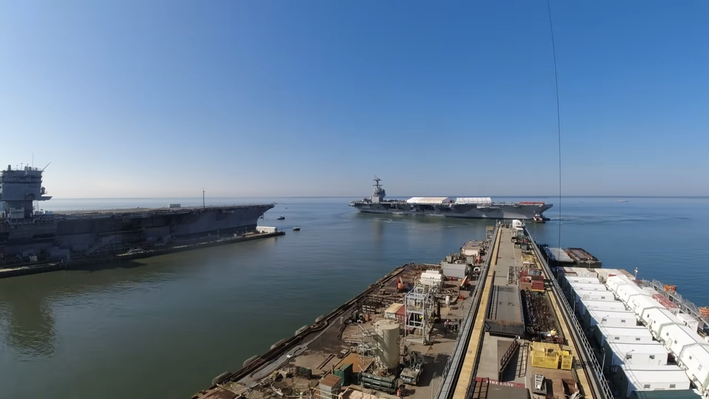 25年9月底，福特级二号舰CVN-79肯尼迪号终于在下水6年后动了一下[捂脸哭]