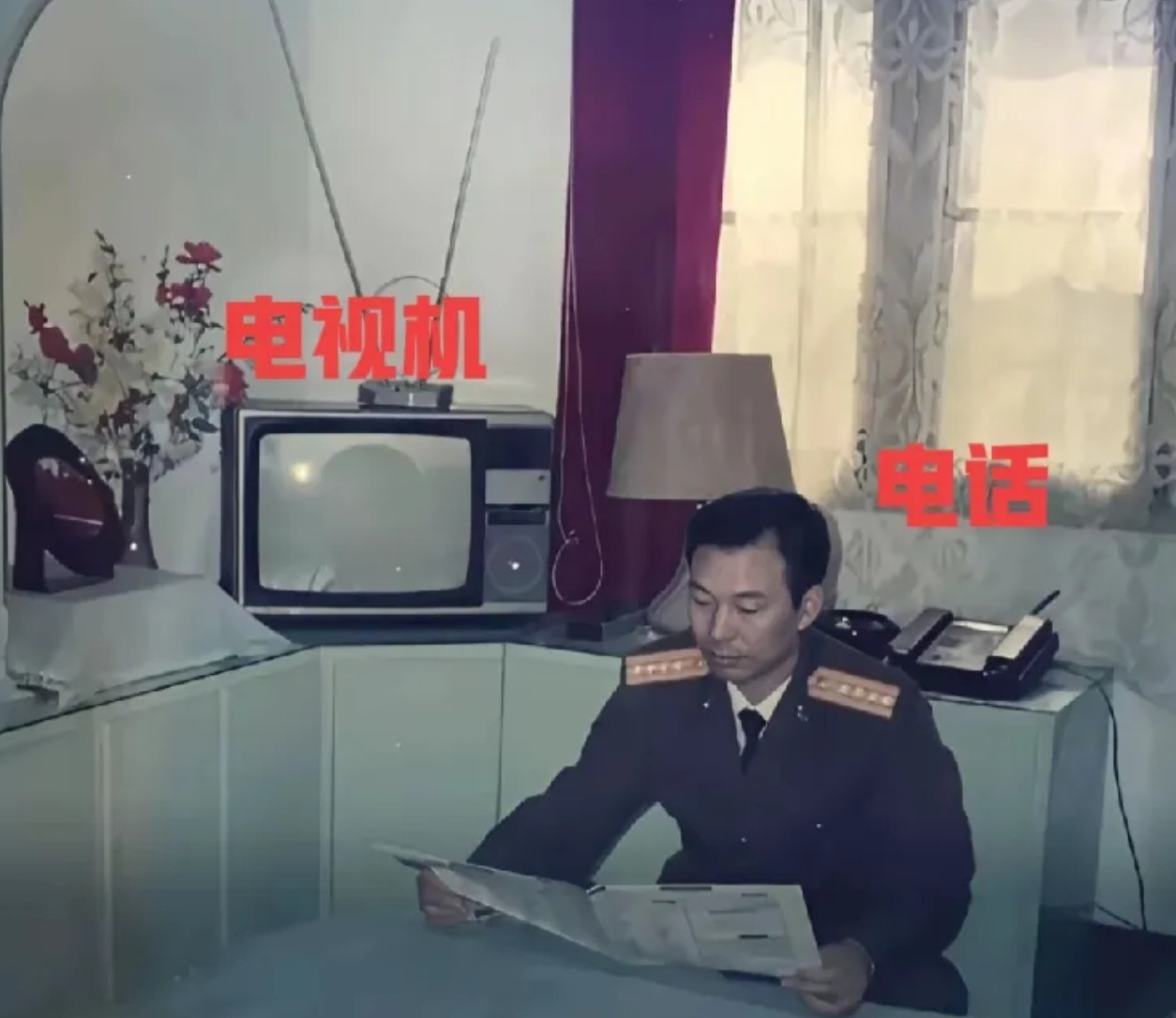 李湘49岁活成豪门密码破译！军人爹副厅级待遇，80年代家有“两件套”，难怪她狂赚