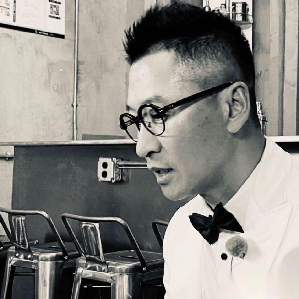 一次采访，易立竞问演员周杰：“你是一个开得起玩笑的人吗？”周杰反问道：“你要开