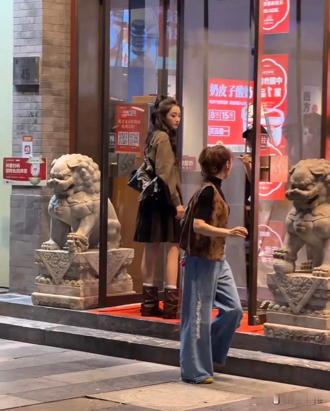 关晓彤的路人视角这么娇小？她可是拥有172cm的身高呢，一双大长腿也秒变没了