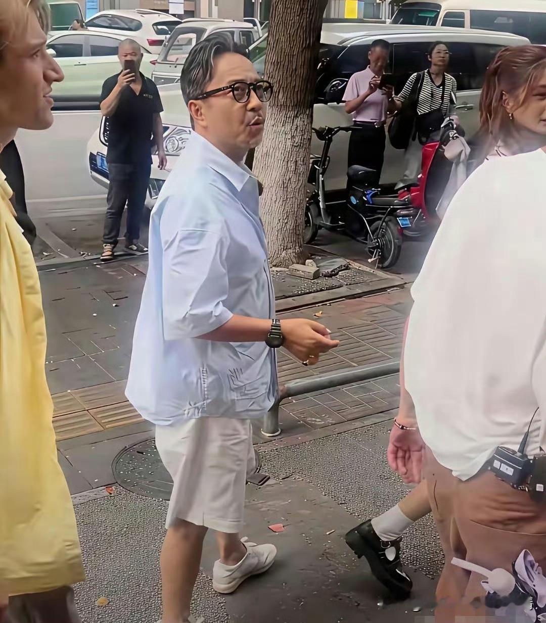 51岁汪涵街头路透状态引全网热议，镜头里的他头发花白、面部线条尽显沧桑，宽松的休