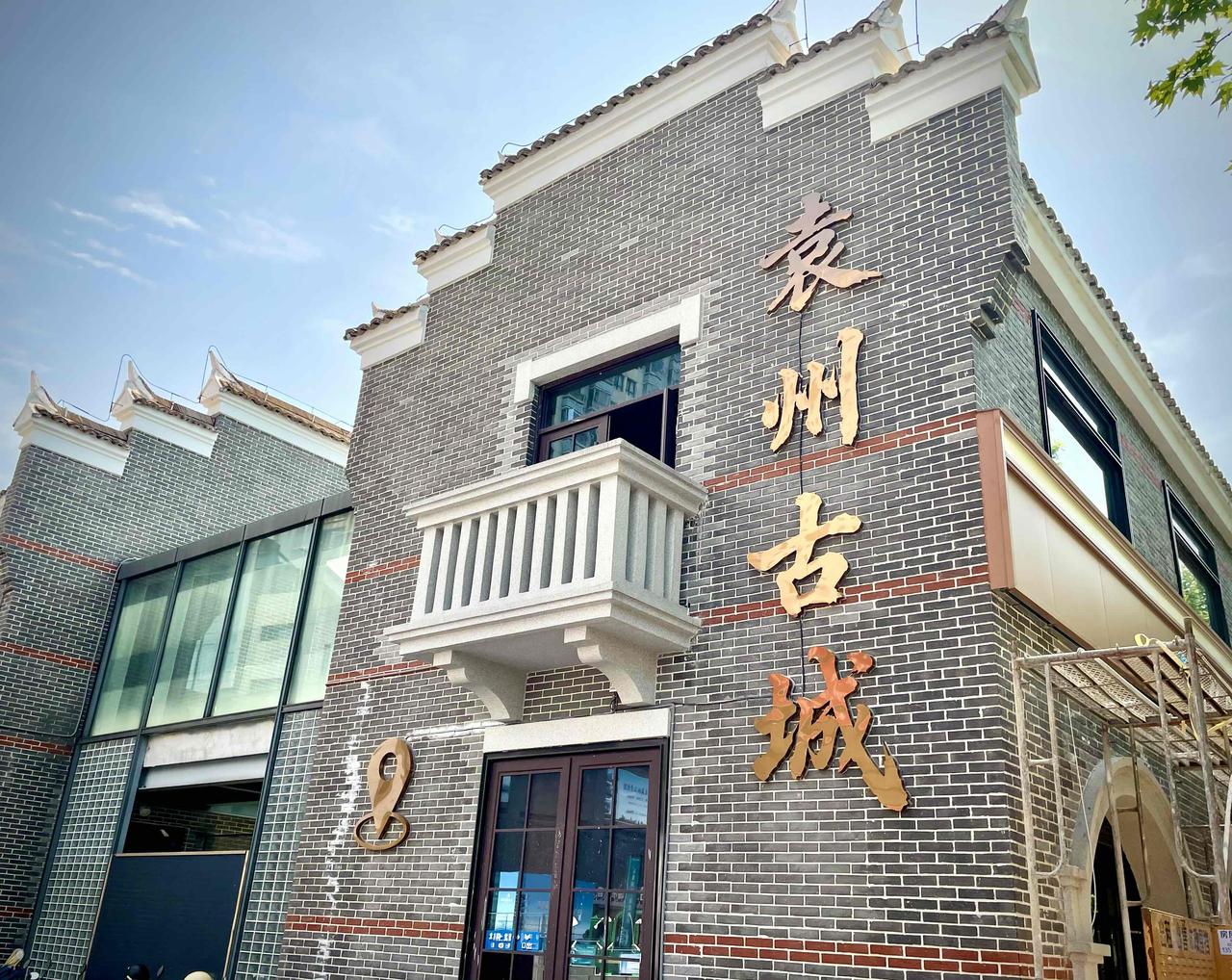 一、袁州古城始建于汉高祖六年（前201年），由大将灌婴筑城，因城西“夏冷冬暖”的
