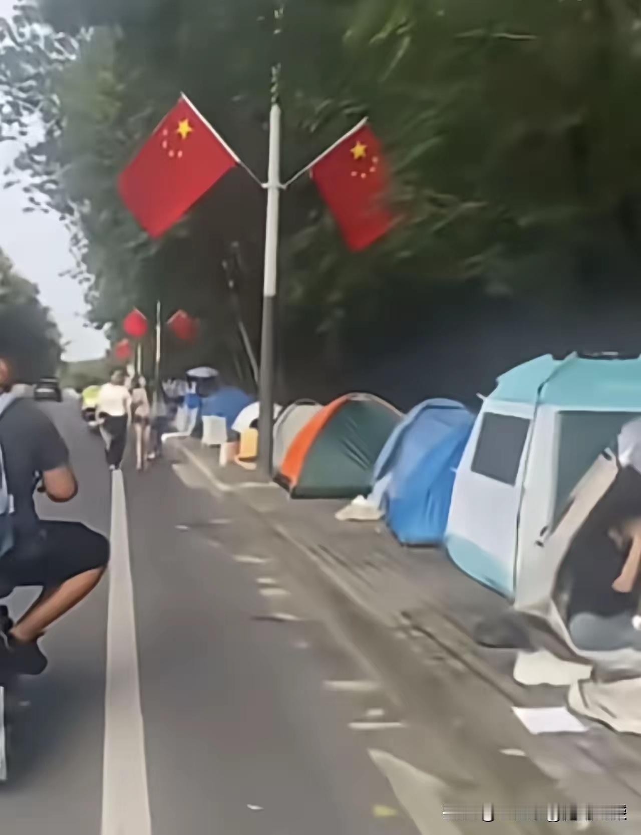 国庆年轻人用帐篷对抗“割韭菜”这个国庆，景区门口出现奇观：马路对面、河滩边上，