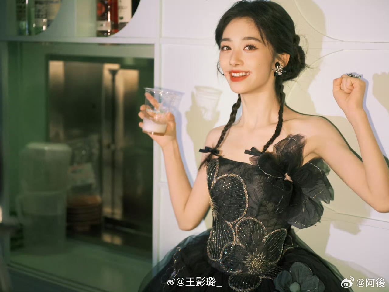 王影璐完全是主人级别王影璐的黑纱公主裙写真，我直接保存了好几张。暗调背景里她穿黑