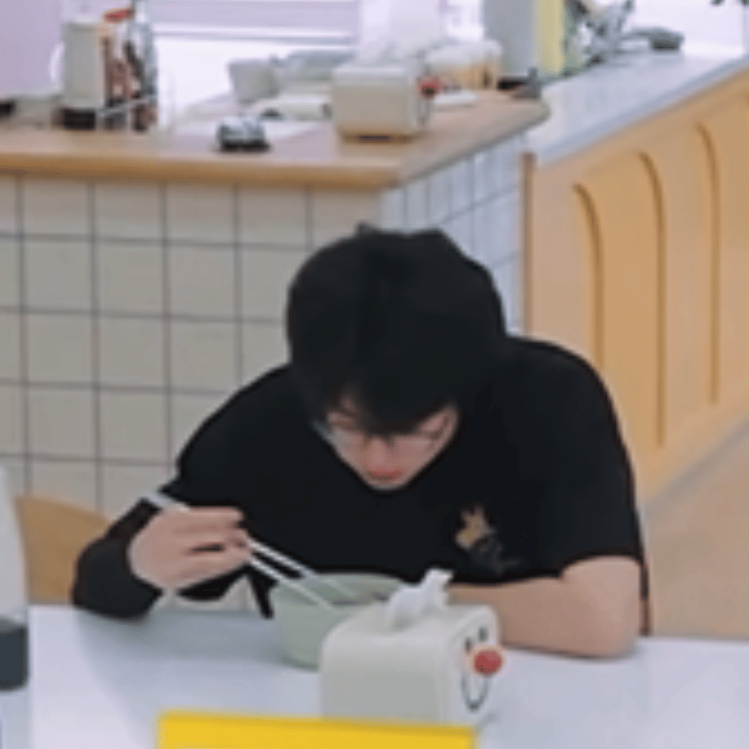 王鹤棣这完全是小孩呀[点赞][点赞][点赞]​​​