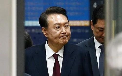 权性东16日表态相信尹锡悦会做出利于党和大选的选择。17日一大早，尹锡悦宣布