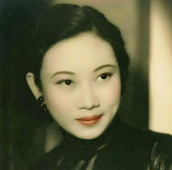 1943年，胡蝶被戴笠霸占。当时，胡蝶气喘吁吁地说：“戴笠，你占了我的身子，却得
