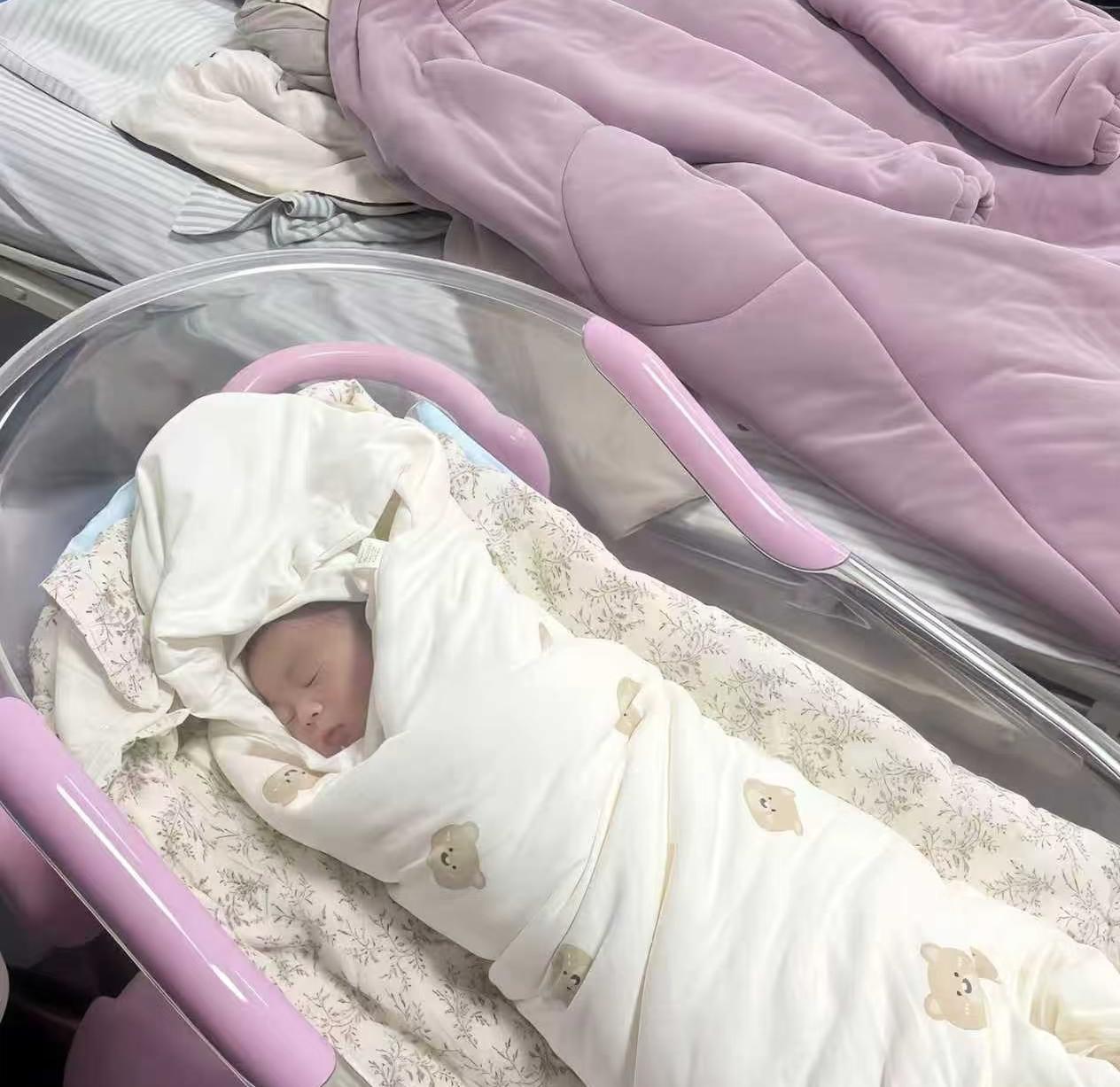 好朋友生了二胎，我去看望她很虚弱，我放了红包🧧就赶紧撤了她的妈妈追出来打招