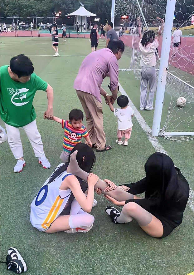 奶奶：快走！少儿不宜……
