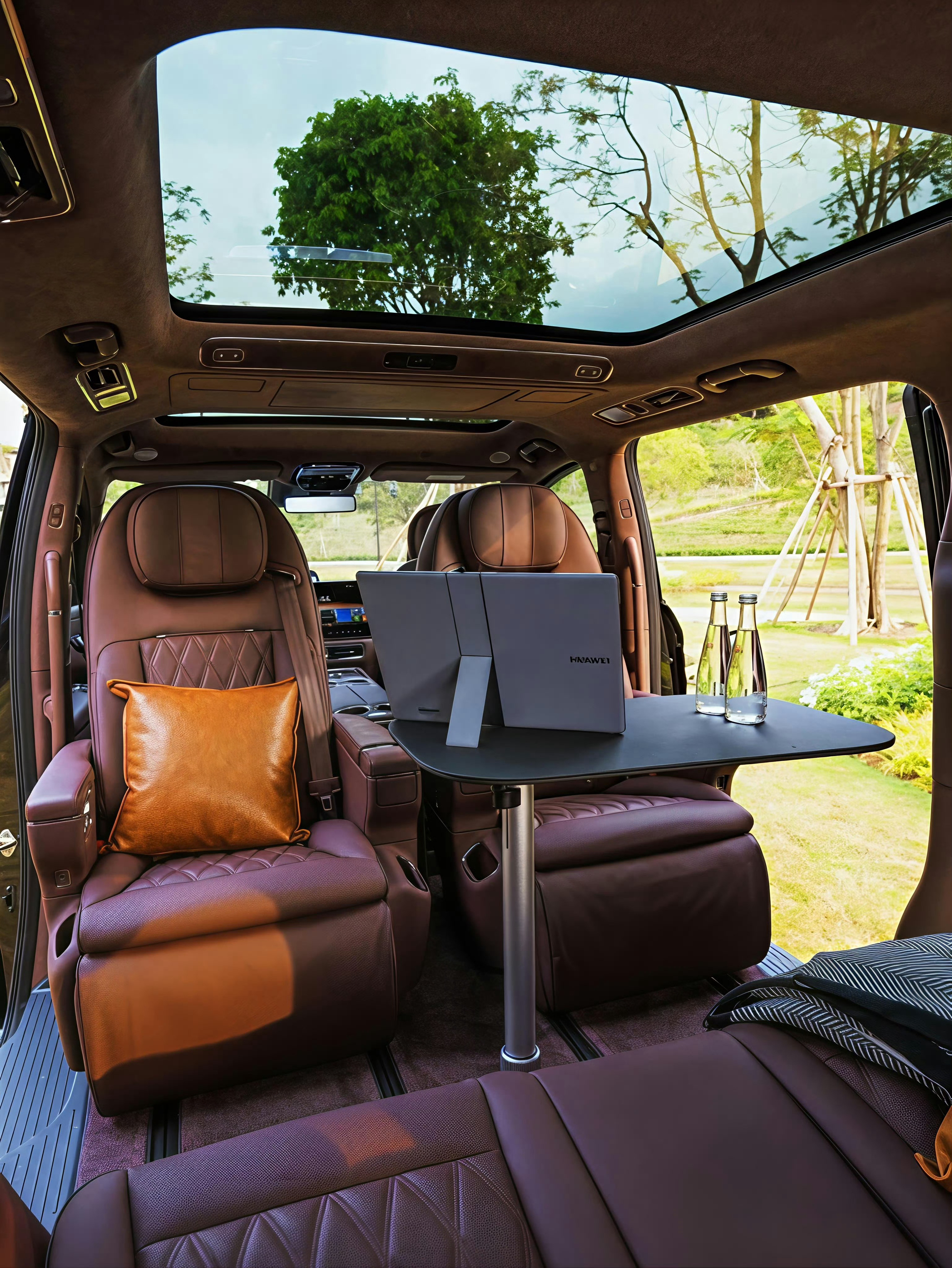 智界V9这个紫红色的内饰就很好看，相当高级