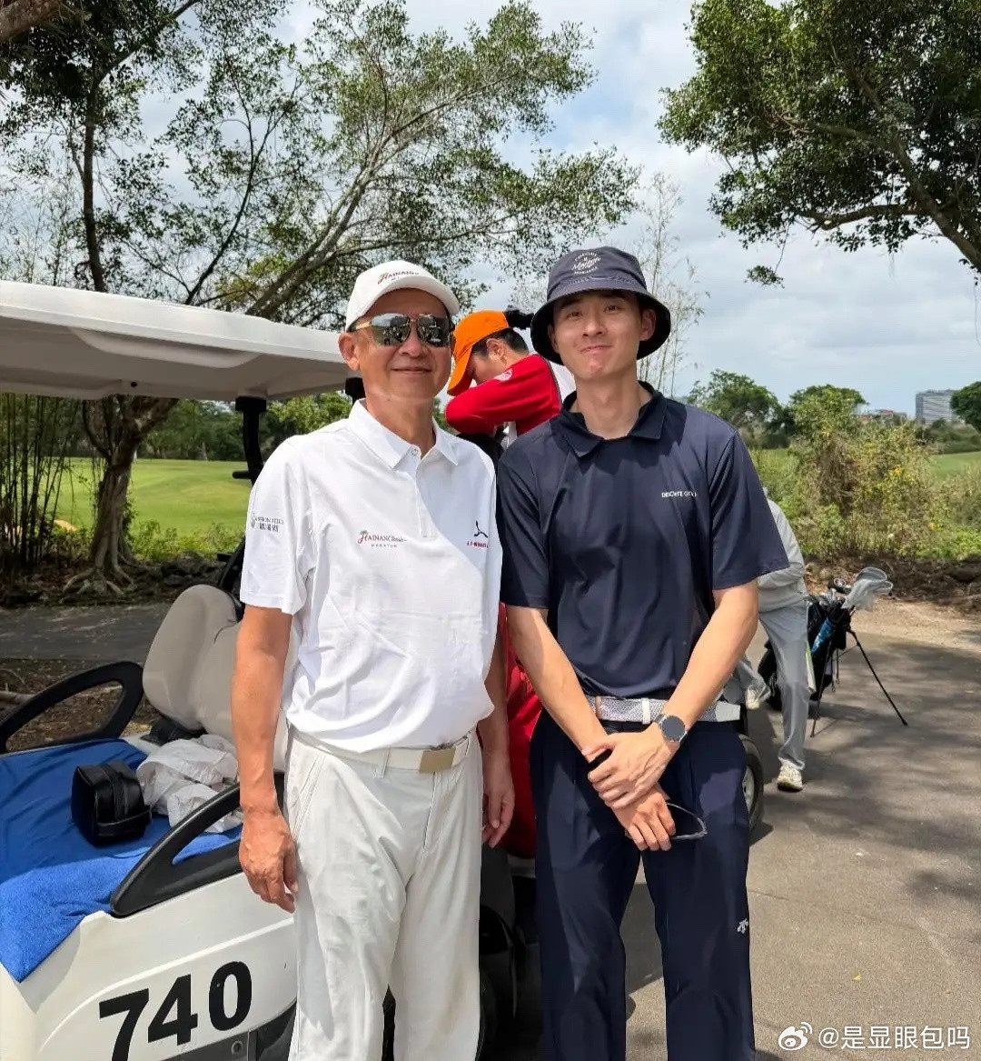 王志文在海南打高尔夫球被偶遇，他看起来苍老了许多，谢顶几乎没有头发，比较严重，额