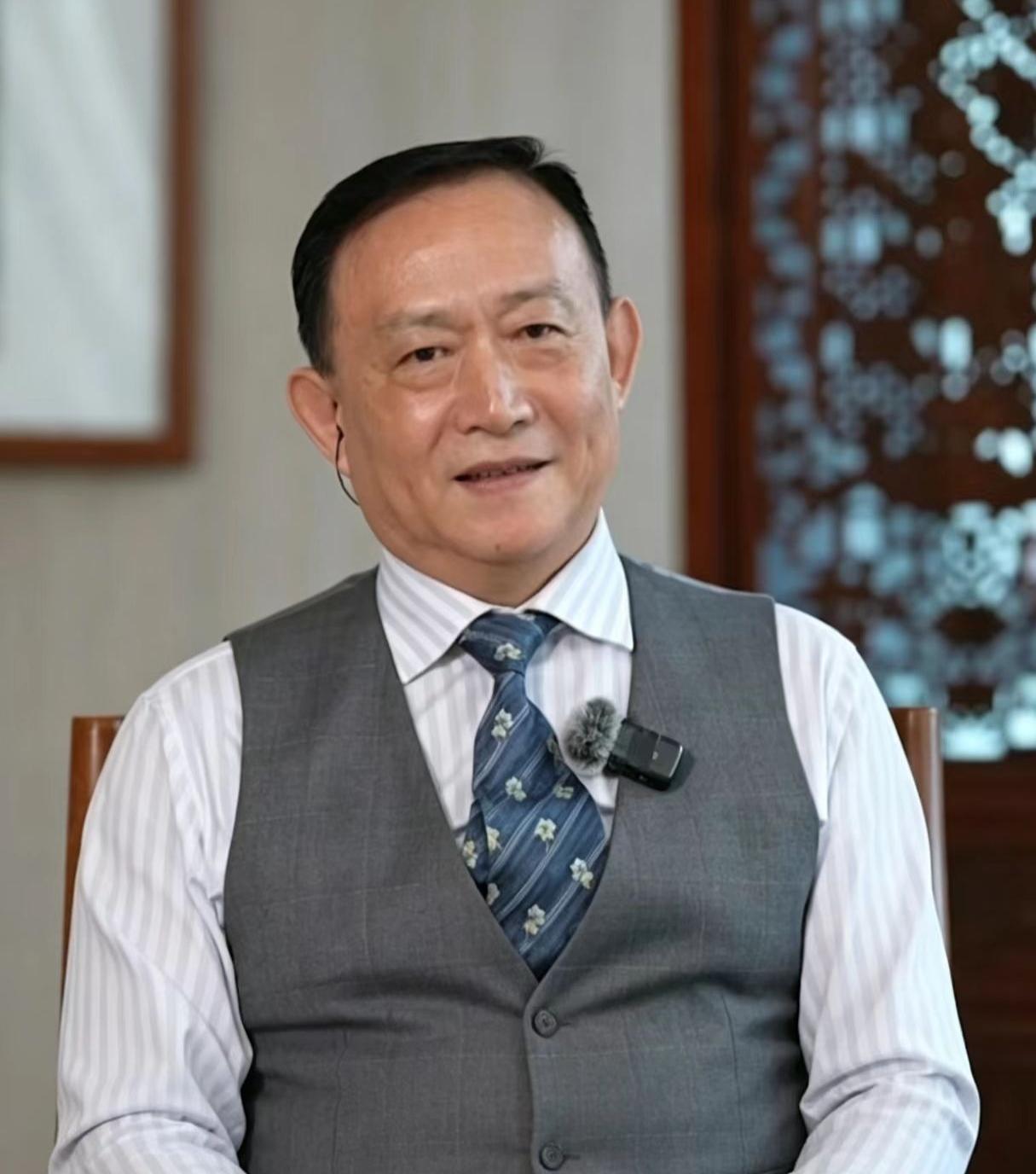 卢麒元怒批：把水电气网卖给资本，这是要断老百姓活路！有人曾想把我们喝的水、