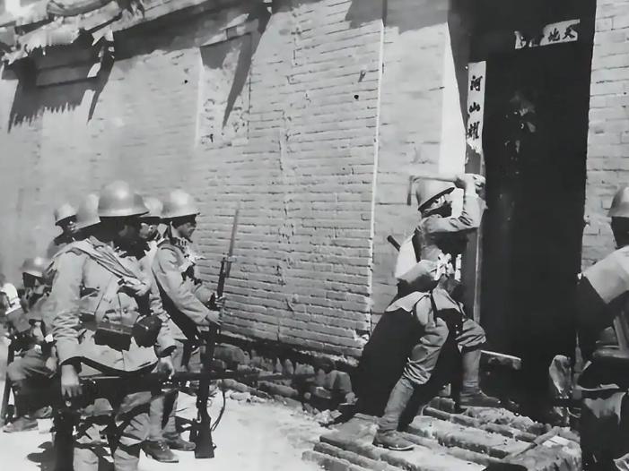 1943年，日军闯入杨家会村，一名鬼子发现17岁少女独行，尾随过去准备施暴。但他