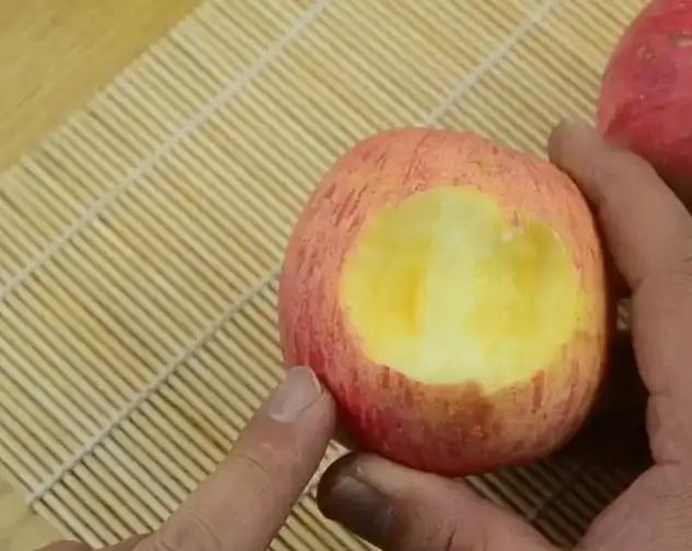 悲剧还是发生了！近日，江苏泰州，一老人在家吃了个苹果，结果没多久，全身皮肤痒得厉