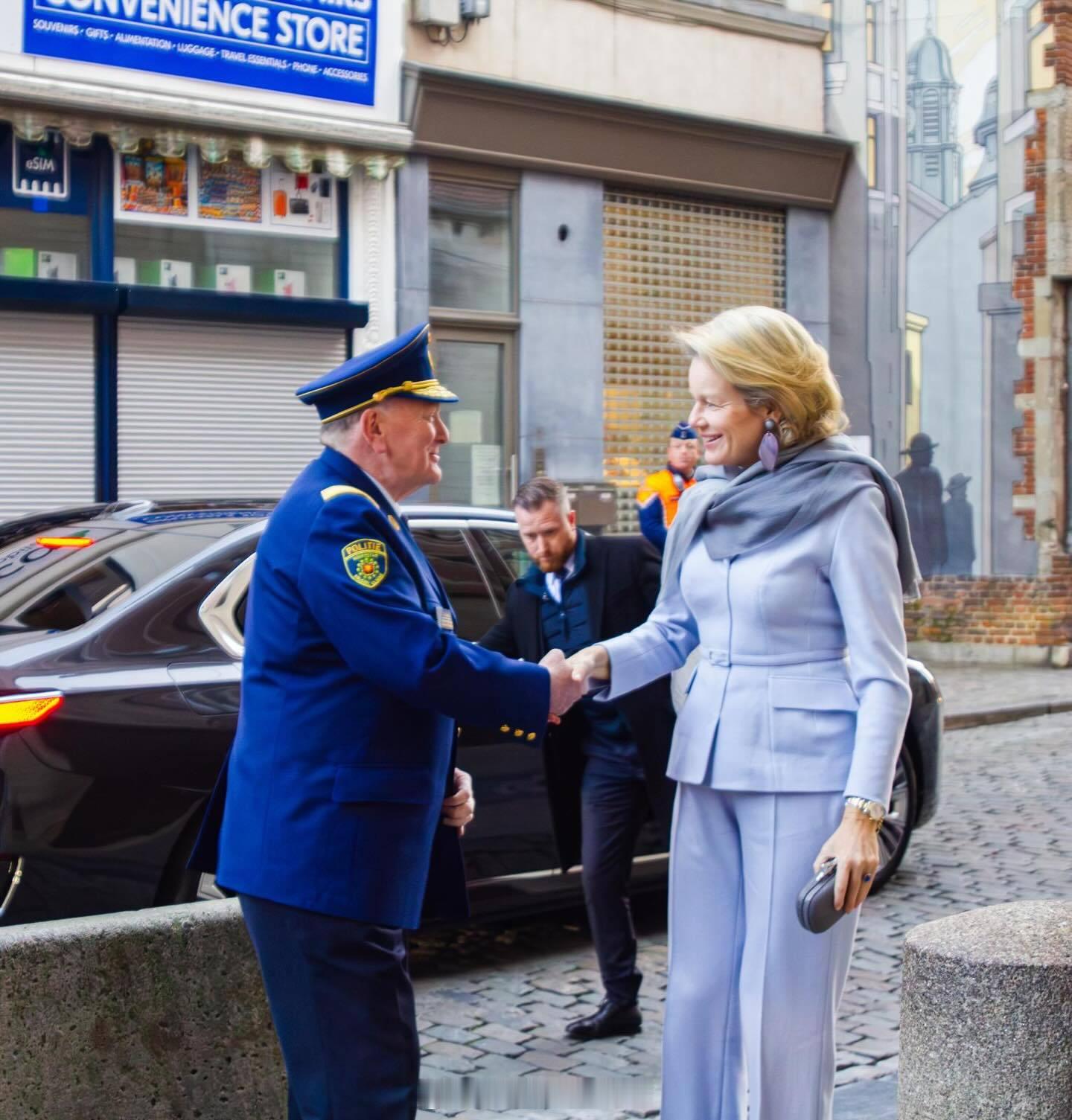 12.4比利时王后玛蒂尔德探访紧急受害者援助中心，大狗子看着好乖呀