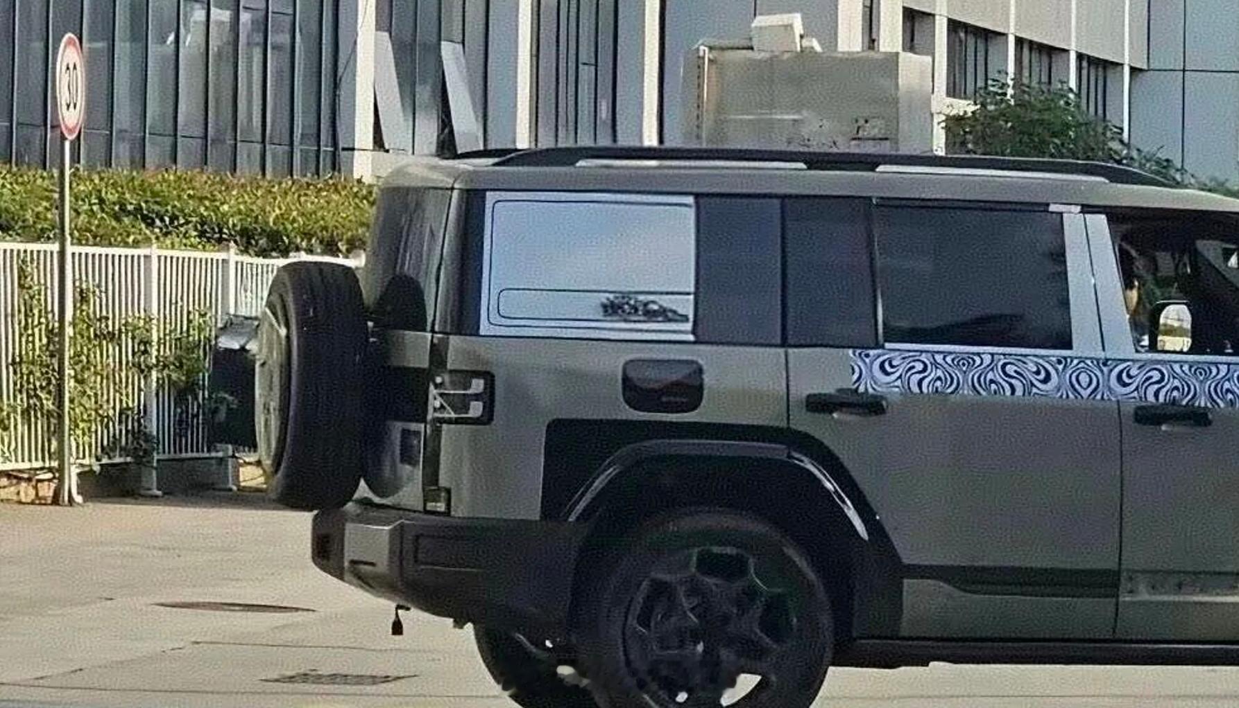 比亚迪改款钛7曝光，近日，我们获取了一组比亚迪方程豹新款车型测试车照片，可能是改