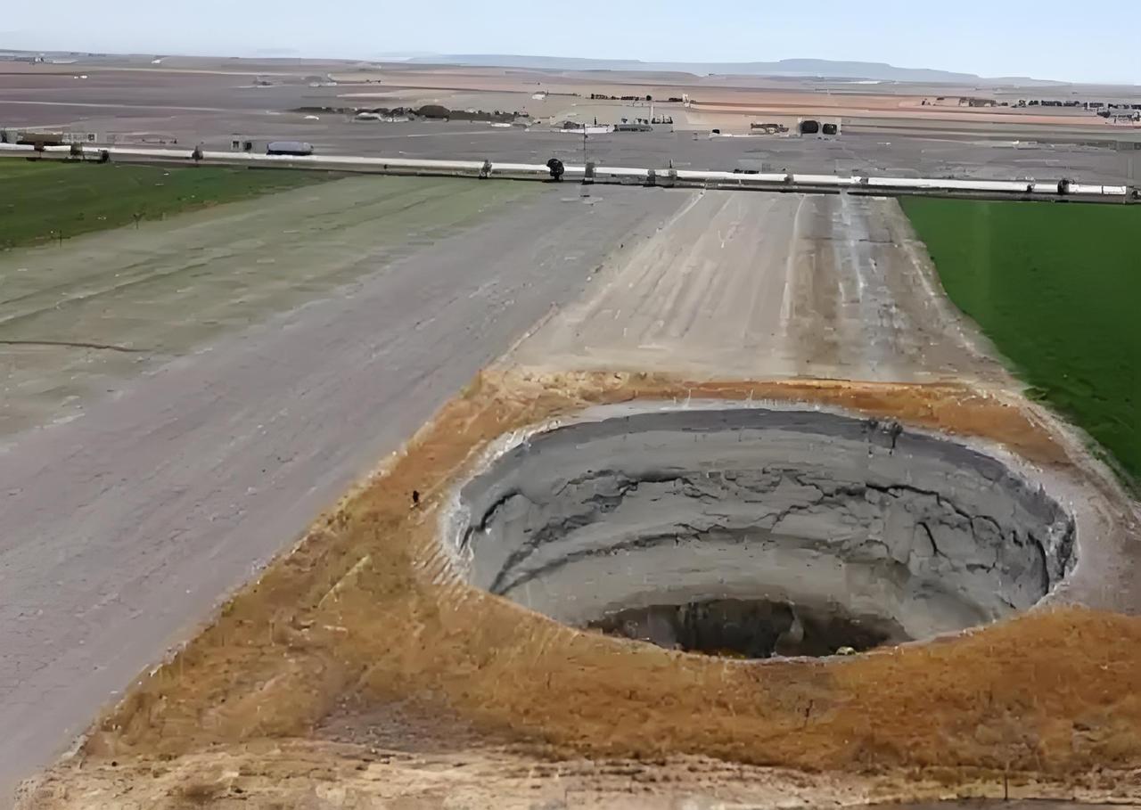 震撼！土耳其中部冒出近700个巨型天坑，农田被吞，专家发出警告土耳其的土地