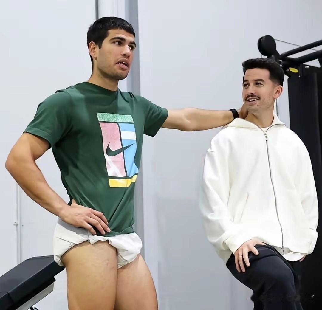 训练中阿尔卡拉斯感觉带了个尿不湿[捂脸哭]