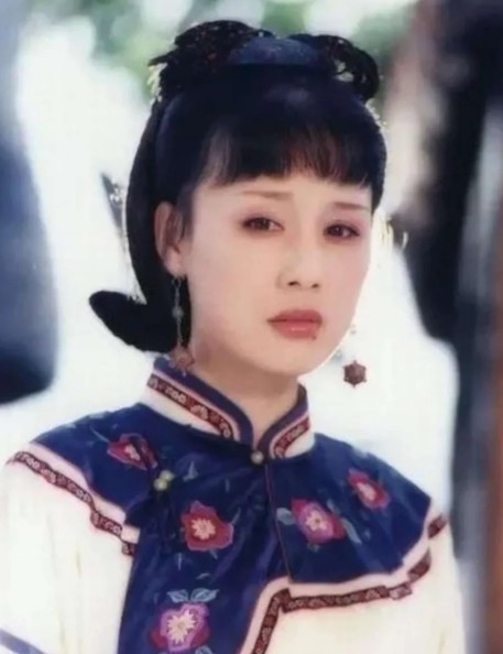 当年，《康熙王朝》开拍，李建群出演容妃，然而同剧的宫雪花，却愤怒爆料：“李建群要
