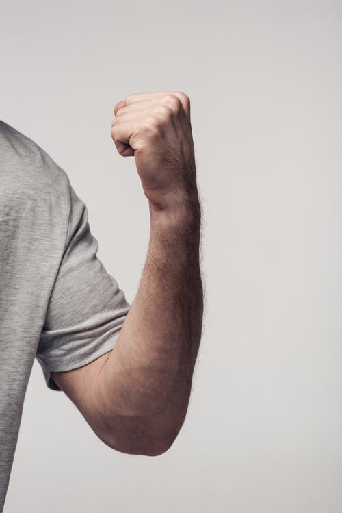 男人真正在乎你，往往会默默做出这三种举动人与人的亲密关系里，真心往往藏在细节