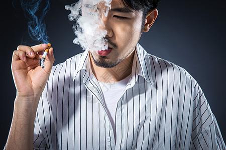 吸烟的人注意了上海游客许某某（男，34岁）在某餐厅室外区域吸烟时，张某（