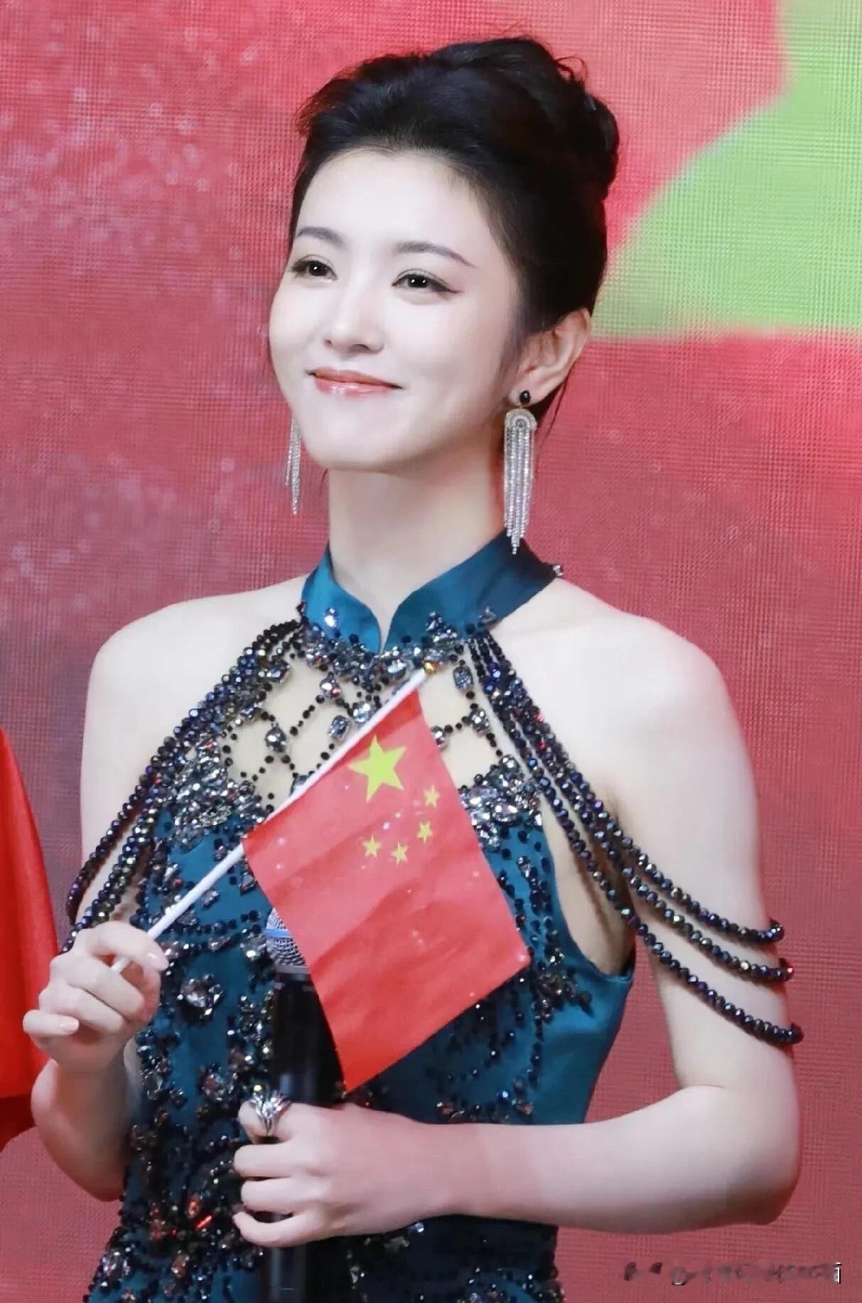 长的这么好看，怎么就不出名呢？她气质佳，颜值又高，一双迷人的大眼睛，五官精致，很