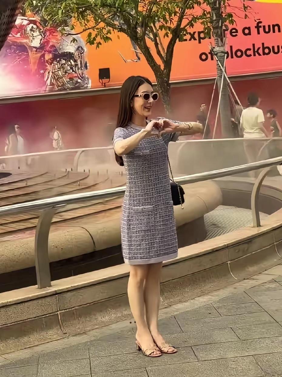 有网友在新加坡环球影城偶遇天王嫂方媛，她现实中看，确实很漂亮！ ​