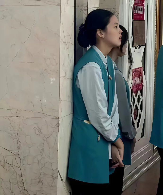 谁能想到，当年的这个服务员，后来竟然会成为内娱顶流啊。