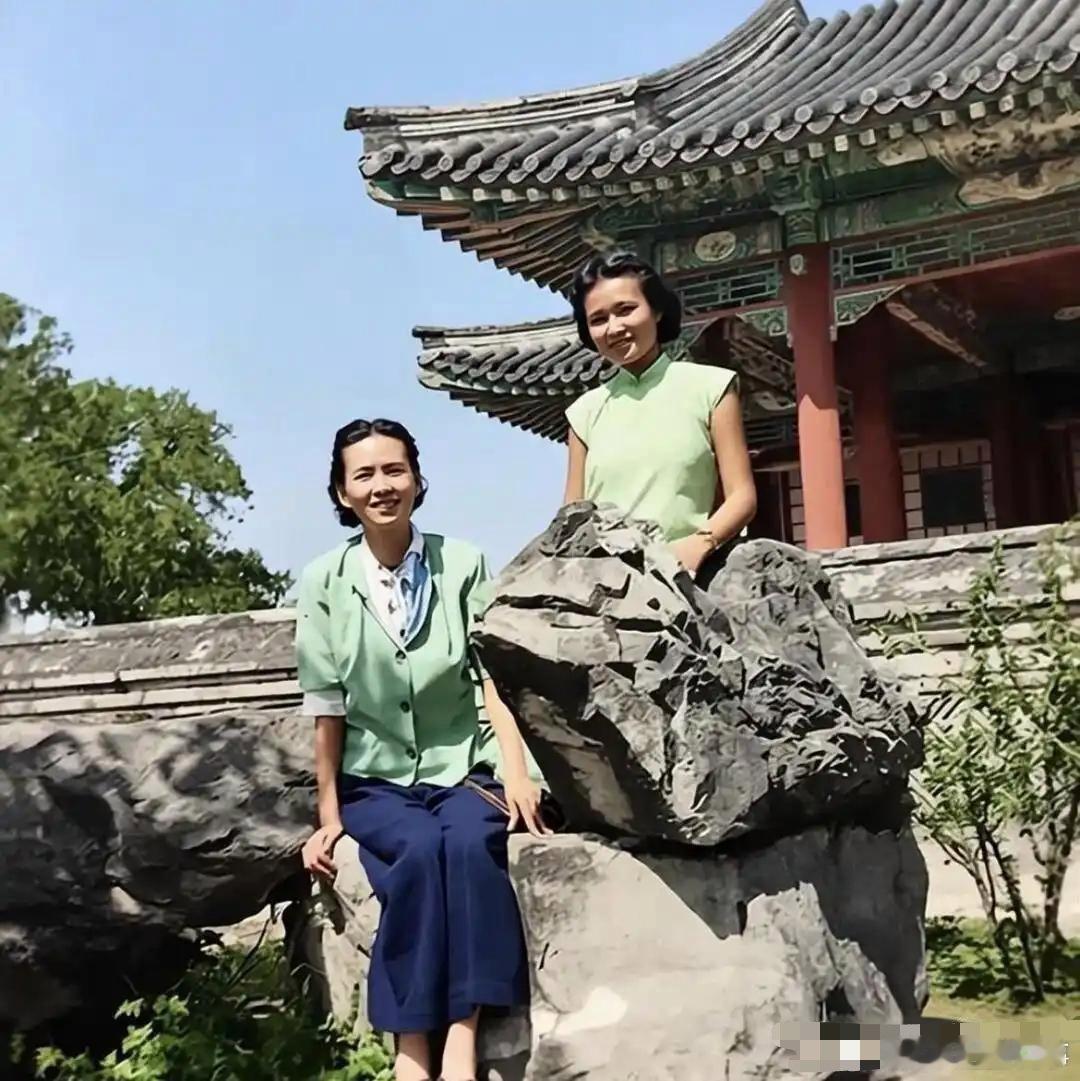 1947年，43岁的林徽因跟18岁女儿梁再冰在颐和园逛，留下了珍贵合影。当时，林