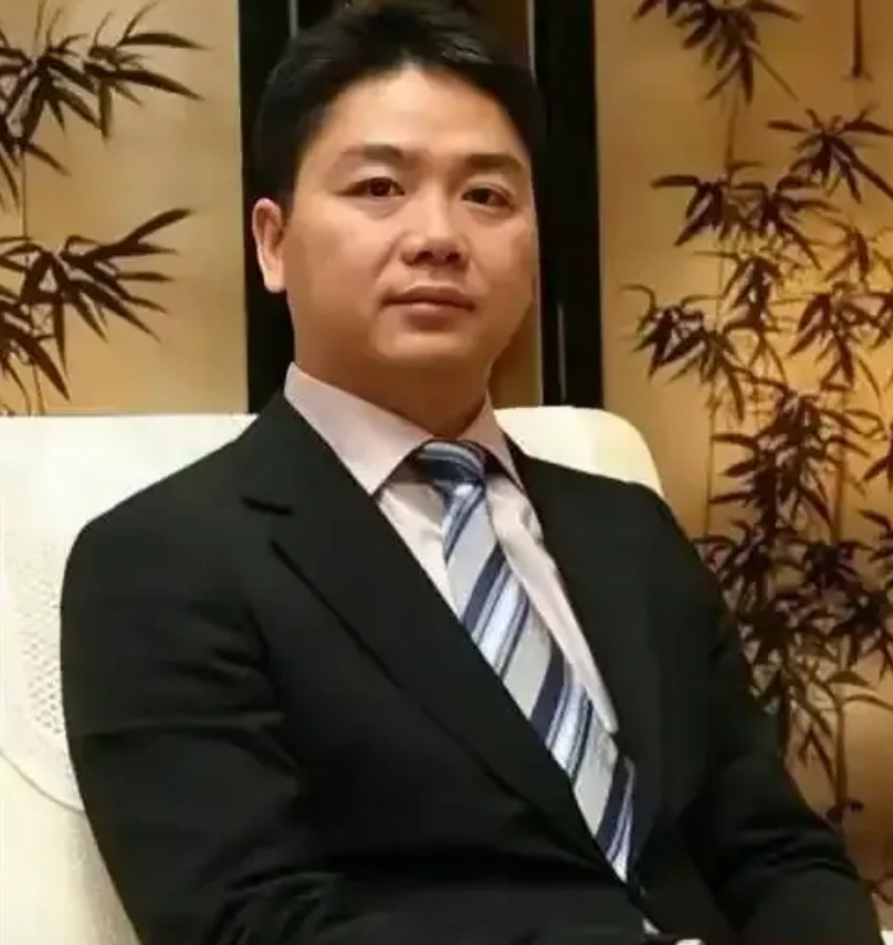 这仗怎么打、京东是攻、美团是守、京东可以用卖货赚到的钱、补贴到餐饮商家和外卖骑手