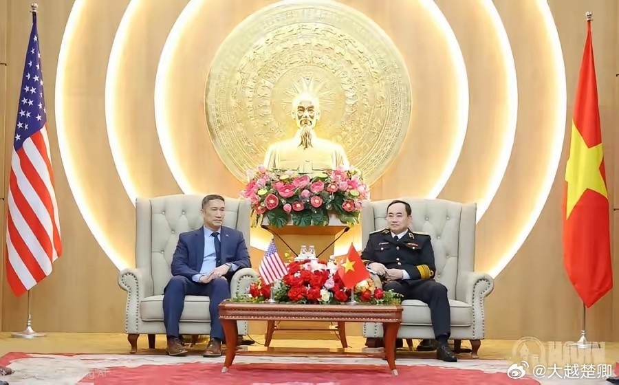 越南裔的美国代理海军部长高雄访问越南，与苏林等会面。高雄强调，作为越裔人士，他将