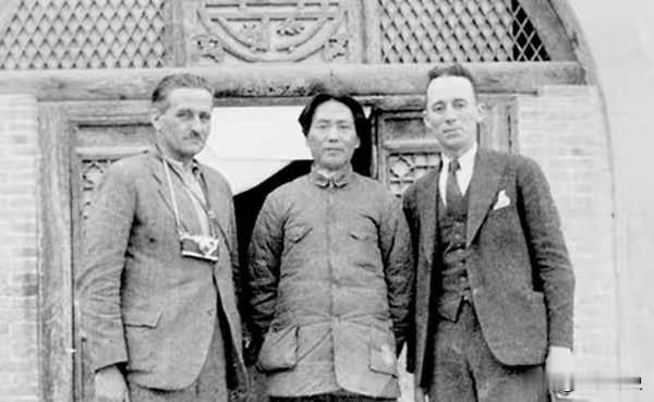 延安时期，任弼时曾由衷感慨：“毛主席同志能有这样强健的身体，真是我们党的一大幸运