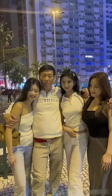 你能认出中间这个男人是谁吗？