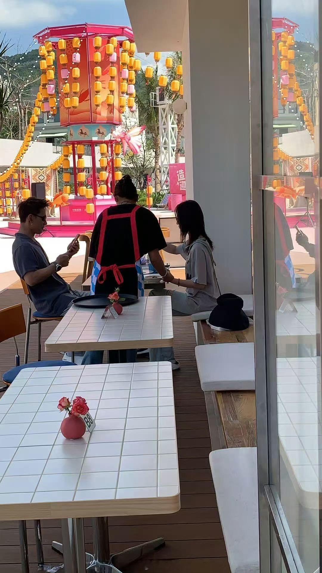 海南偶遇吴谨言洪尧吃饭讲真，以前还担心她结婚太早影响事业，结果人家压根没耽误，三