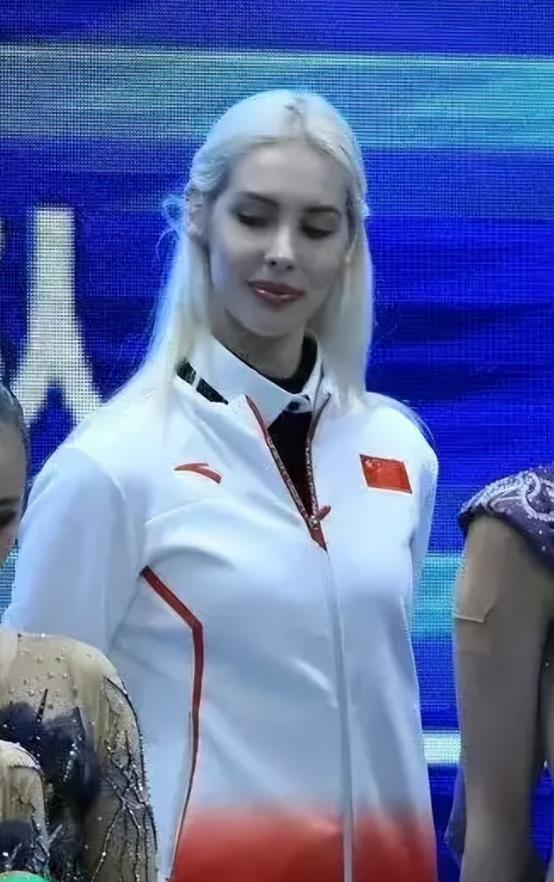 亚运会闭幕式上，中国代表团里一位金发碧眼的美女火出了圈。她身穿中国队的蓝色队