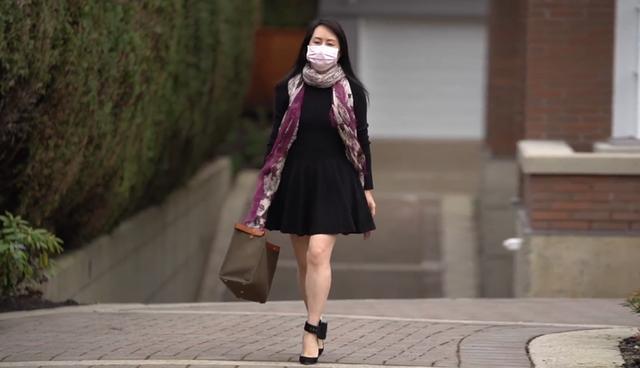 孟晚舟换上春装好俏皮针织衫叠穿短裙光腿露出电子镣铐超霸气