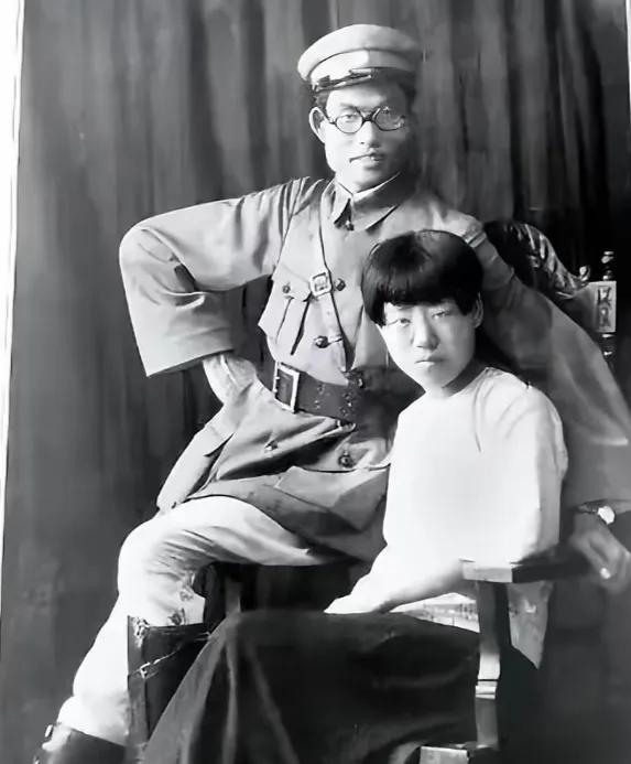 1940年，延安，朱仲芷主动跟丈夫萧劲光离了婚。那一年她已经是六个孩子的娃，和萧