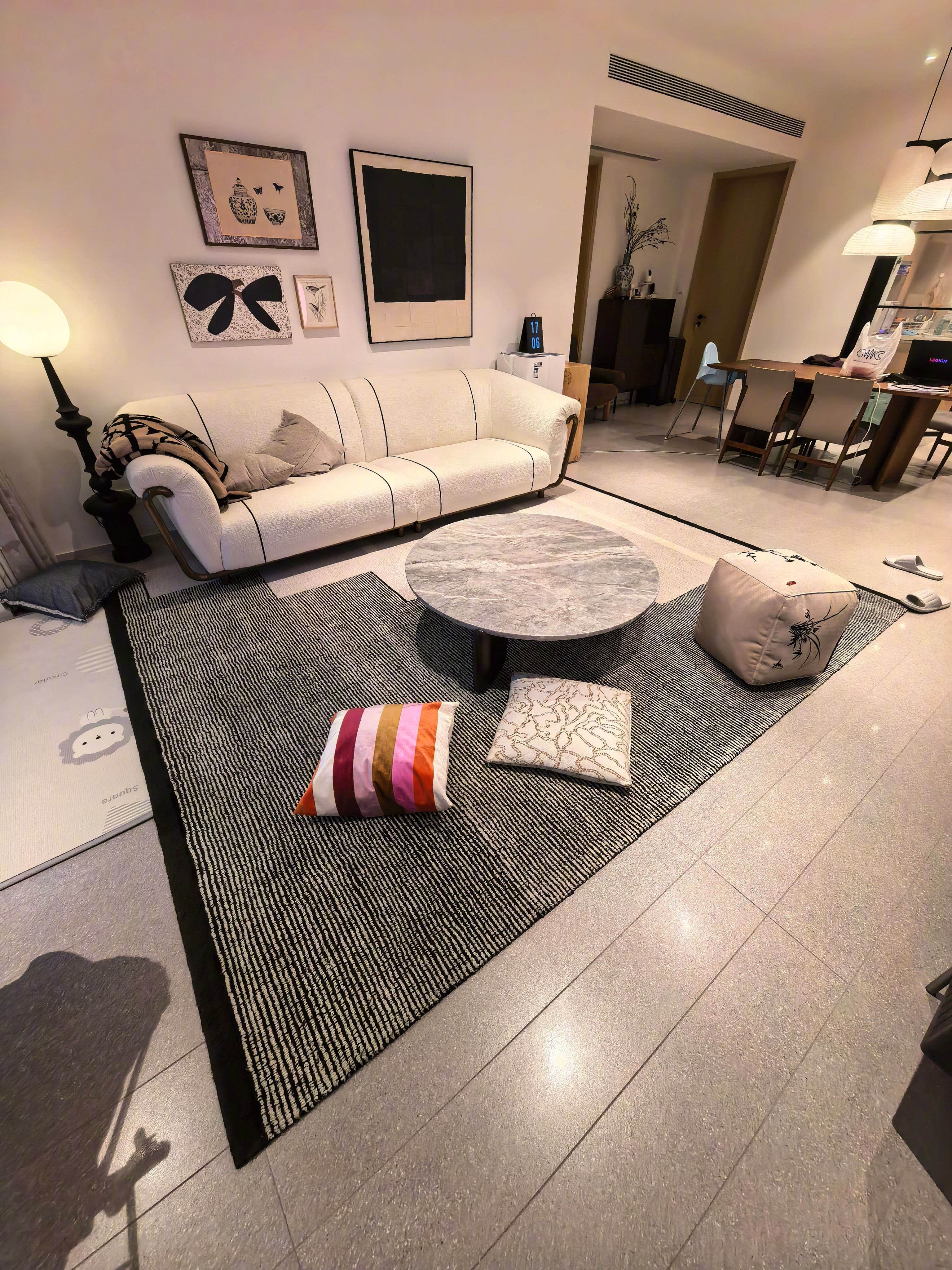 阿那亚的屋子，壁挂炉自采暖，地暖。到了家开采暖，一会儿地面都热了，地毯都是热的，