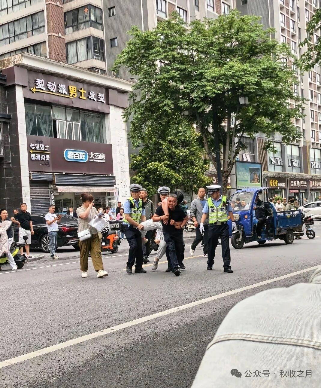 这是遇到啥事了，爸爸背，妈妈推，叔叔抬，才送进考场[捂脸哭][捂脸哭][捂脸哭]