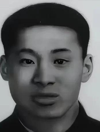 1979年，新兵吴建国身中八枪倒在血泊之中，越军军官过来捡他的冲锋枪时，指尖刚触